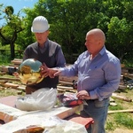 Строительство Хевизского храма. Подготовка к установке надглавного креста