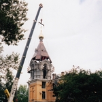 Установка купола и креста на колокольне колпинского храма