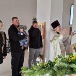 Крещение младенца в строящемся храме Хевиза в праздник Рождества Христова